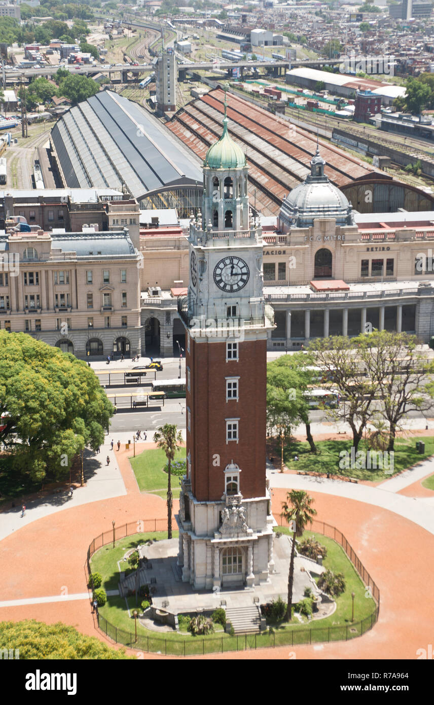 Torre Monumental (Torre de los Ingleses - Englisch Tower) und Bahnhof Retiro, Buenos Aires, Argentinien Stockfoto