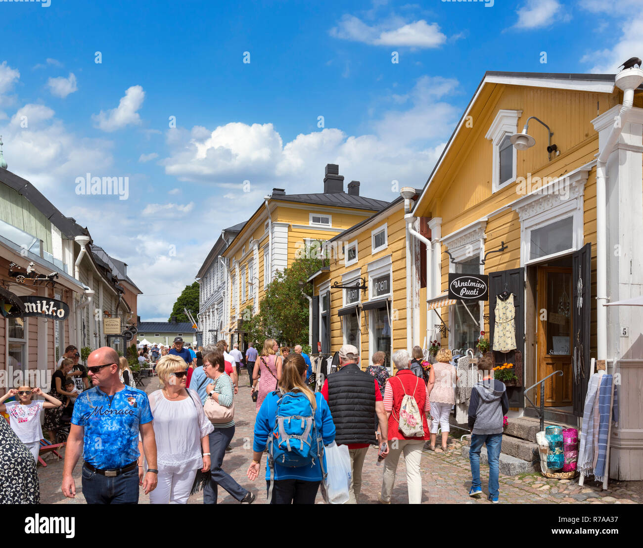 Geschäfte auf Välikatu, eine typische Straße mit Kopfsteinpflaster in der Altstadt (vanha Porvoo), Porvoo, Finnland Stockfoto