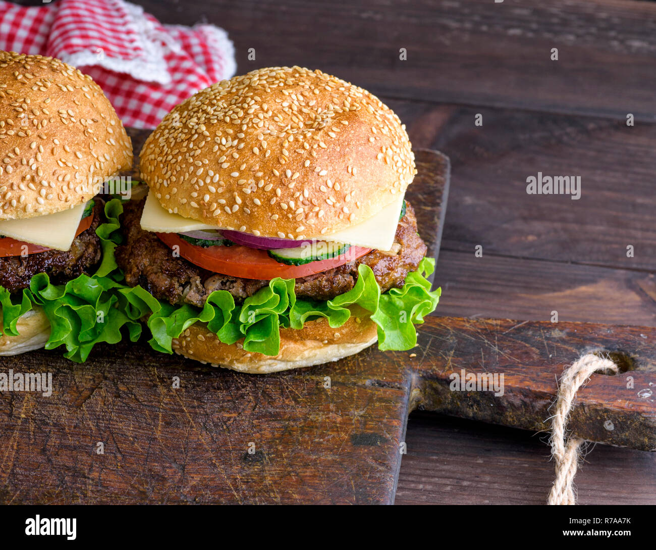 Hamburger mit Fleisch hacken und eine runde Brötchen Mit Sesam Stockfoto
