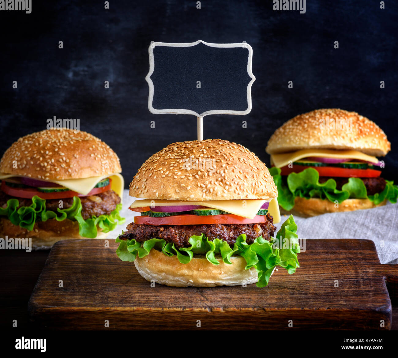 Große Hamburger mit einer Frikadelle und Gemüse Stockfoto