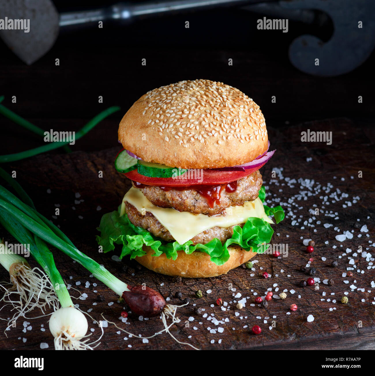 Frische, hausgemachte Burger mit Salat, Käse, Zwiebeln und Tomaten Stockfoto
