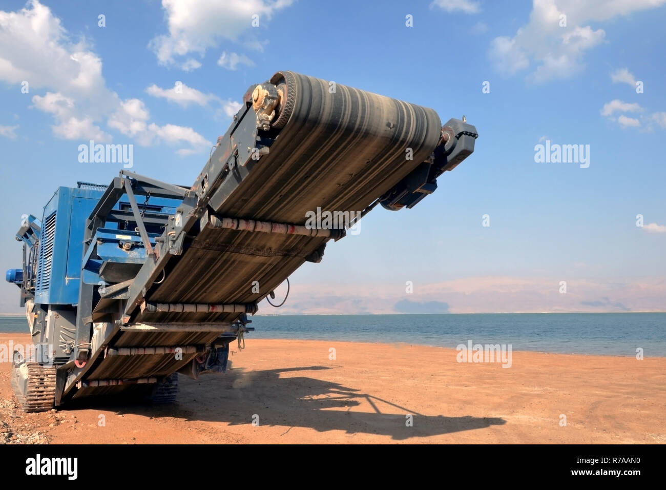 Steinbruch Harvester-aggregat mit schwerem Gerät. Bauindustrie. Bau einer Strasse und das Hotel am Toten Meer, Israel. horizontalen blauen Himmel und weiße Stockfoto