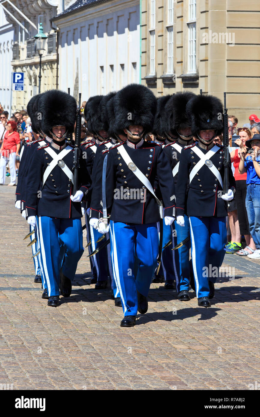 Marching Royal Life Guards der dänischen Monarchie mit bärenfellmütze Stopfen am Schloss Amalienborg in Kopenhagen, Dänemark. Stockfoto