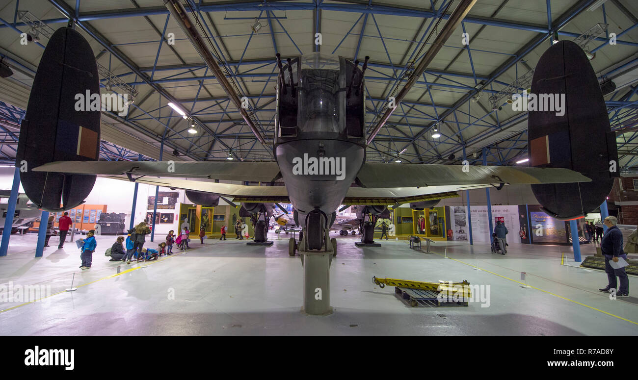 RAF Museum, London, UK. 8. Dezember, 2018. Zu feiern 100 Jahre seit der Gründung der RAF, RAF Museum London bieten dem Besucher die letzte Chance einen Blick in 14 Cockpits und Fahrzeuge aus der RAF Museum Sammlung einschließlich einer Hawker Hurricane, Hawker Typhoon, Befreier, Stuka und Bristol Beaufort zu erhalten. Die Besucher gehen um die Ikonischen Avro Lancaster (nicht im Cockpit Ereignis enthalten). Credit: Malcolm Park/Alamy Leben Nachrichten. Stockfoto