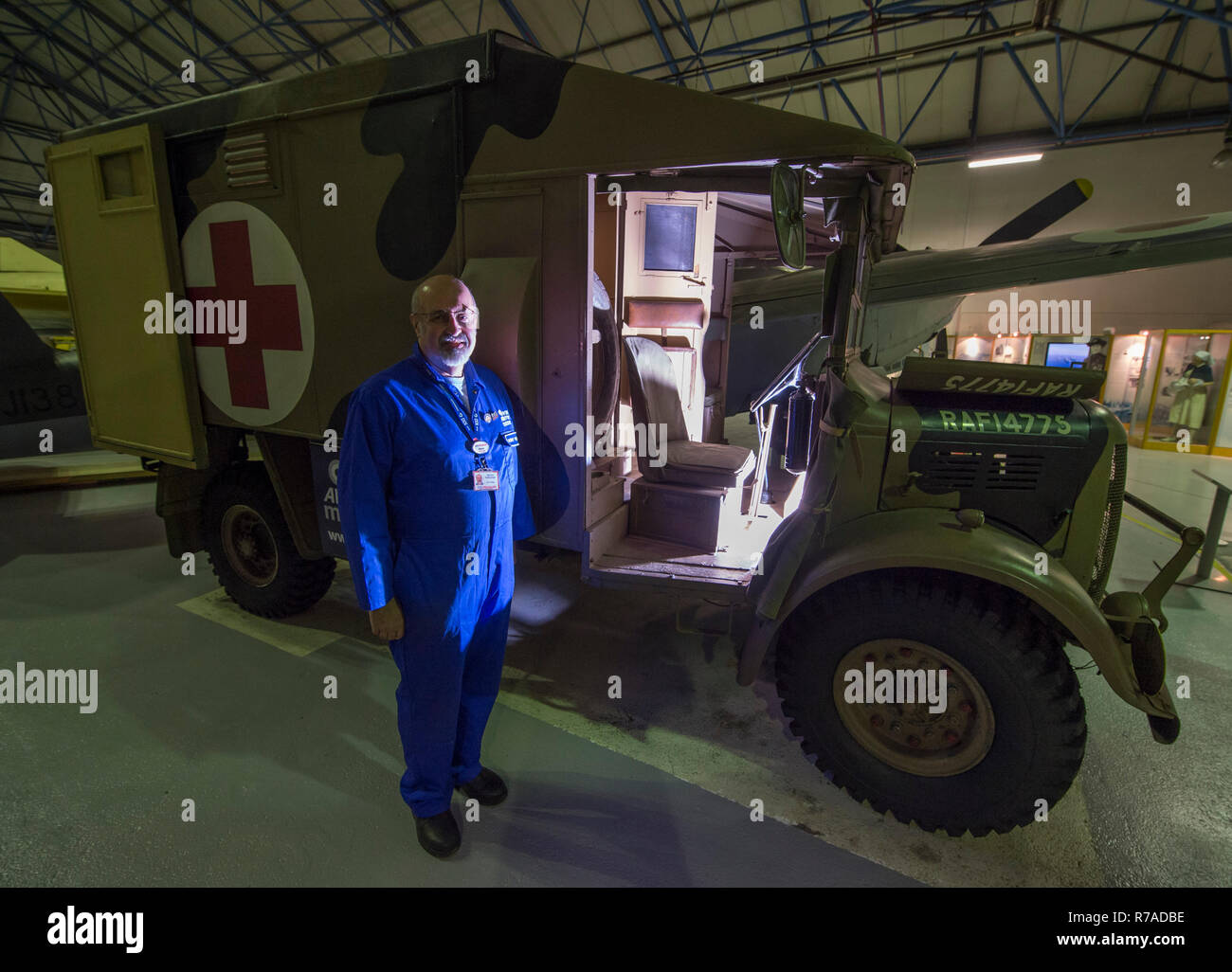 RAF Museum, London, UK. 8. Dezember, 2018. Zu feiern 100 Jahre seit der Gründung der RAF, RAF Museum London bieten dem Besucher die letzte Chance, einen näheren Blick in 14 Cockpits und Fahrzeuge aus der RAF Museum Sammlung einschließlich einer Hawker Hurricane, Hawker Typhoon, Befreier, Stuka, Bristol Beaufort und Austin K2 Krankenwagen (abgebildet). Credit: Malcolm Park/Alamy Leben Nachrichten. Stockfoto