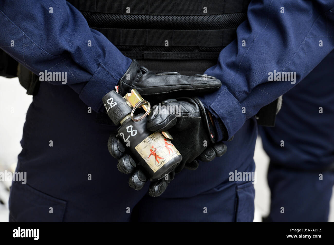 Polizei Handgranate - Demonstration von den gelben Westen auf den Champs-Elysées, am Samstag, 08.12.2001 in Paris, Frankreich: Frédéric VIELCANET/Alamy leben Nachrichten Stockfoto