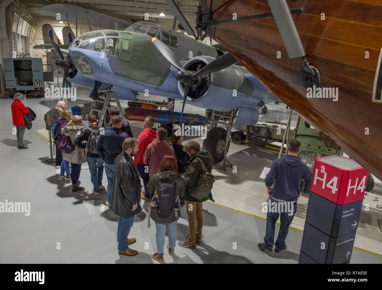 RAF Museum, London, UK. 8. Dezember, 2018. Zu feiern 100 Jahre seit der Gründung der RAF, RAF Museum London bieten dem Besucher die letzte Chance, einen näheren Blick in 14 Cockpits und Fahrzeuge aus der RAF Museum Sammlung einschließlich einer Hawker Hurricane, Hawker Typhoon, Befreier, Stuka und Bristol Beaufort (abgebildet). Credit: Malcolm Park/Alamy Leben Nachrichten. Stockfoto