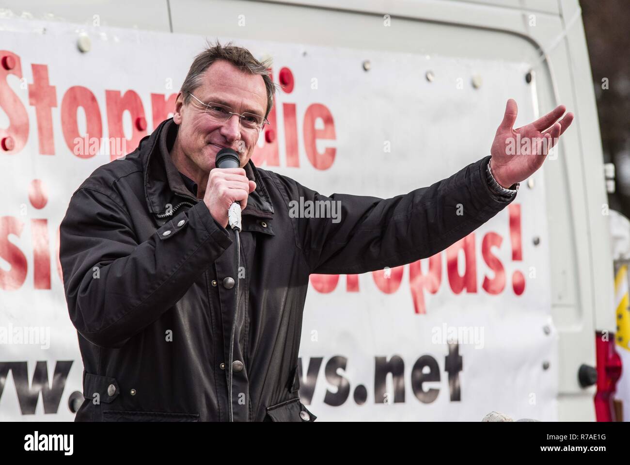 München, Bayern, Deutschland. 8. Dezember, 2018. Pegida Dresden in München, die selbsternannten original Pegida, organisierte eine Kundgebung in der Stadt Milberthofen Bezirk vor der Dankeskirche (Dank Kirche) von München. Von Michael Stuerzenberger geleitet, der die Gruppe sammelte, gegen die Vereinten Nationen Migration Pakt. Sprechen mit Stuerzenberger wurde Gernot Tegetmeyer aus dem Nürnberger Pegida Kreise, die likewi Kredit Kredit: ZUMA Press, Inc./Alamy leben Nachrichten Stockfoto