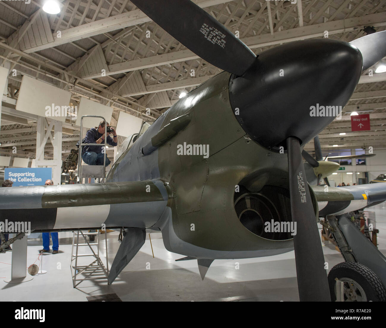 RAF Museum, London, UK. 8. Dezember, 2018. Zu feiern 100 Jahre seit der Gründung der RAF, RAF Museum London bieten dem Besucher die letzte Chance einen Blick in 14 Cockpits und Fahrzeuge aus der RAF Museum Sammlung einschließlich einer Hawker Hurricane, Hawker Typhoon (dargestellt), Befreier, Stuka und Bristol Beaufort zu erhalten. Credit: Malcolm Park/Alamy Leben Nachrichten. Stockfoto