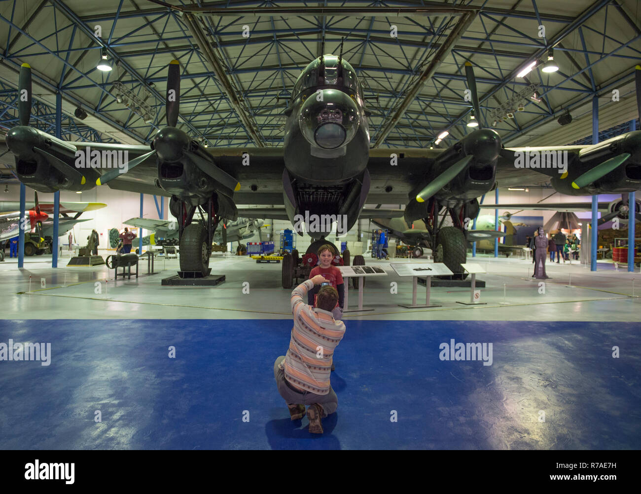 RAF Museum, London, UK. 8. Dezember, 2018. Zu feiern 100 Jahre seit der Gründung der RAF, RAF Museum London bieten dem Besucher die letzte Chance einen Blick in 14 Cockpits und Fahrzeuge aus der RAF Museum Sammlung einschließlich einer Hawker Hurricane, Hawker Typhoon, Befreier, Stuka und Bristol Beaufort zu erhalten. Die Besucher gehen um und bewundern Sie den berühmten Avro Lancaster (nicht im Cockpit Ereignis enthalten). Credit: Malcolm Park/Alamy Leben Nachrichten. Stockfoto