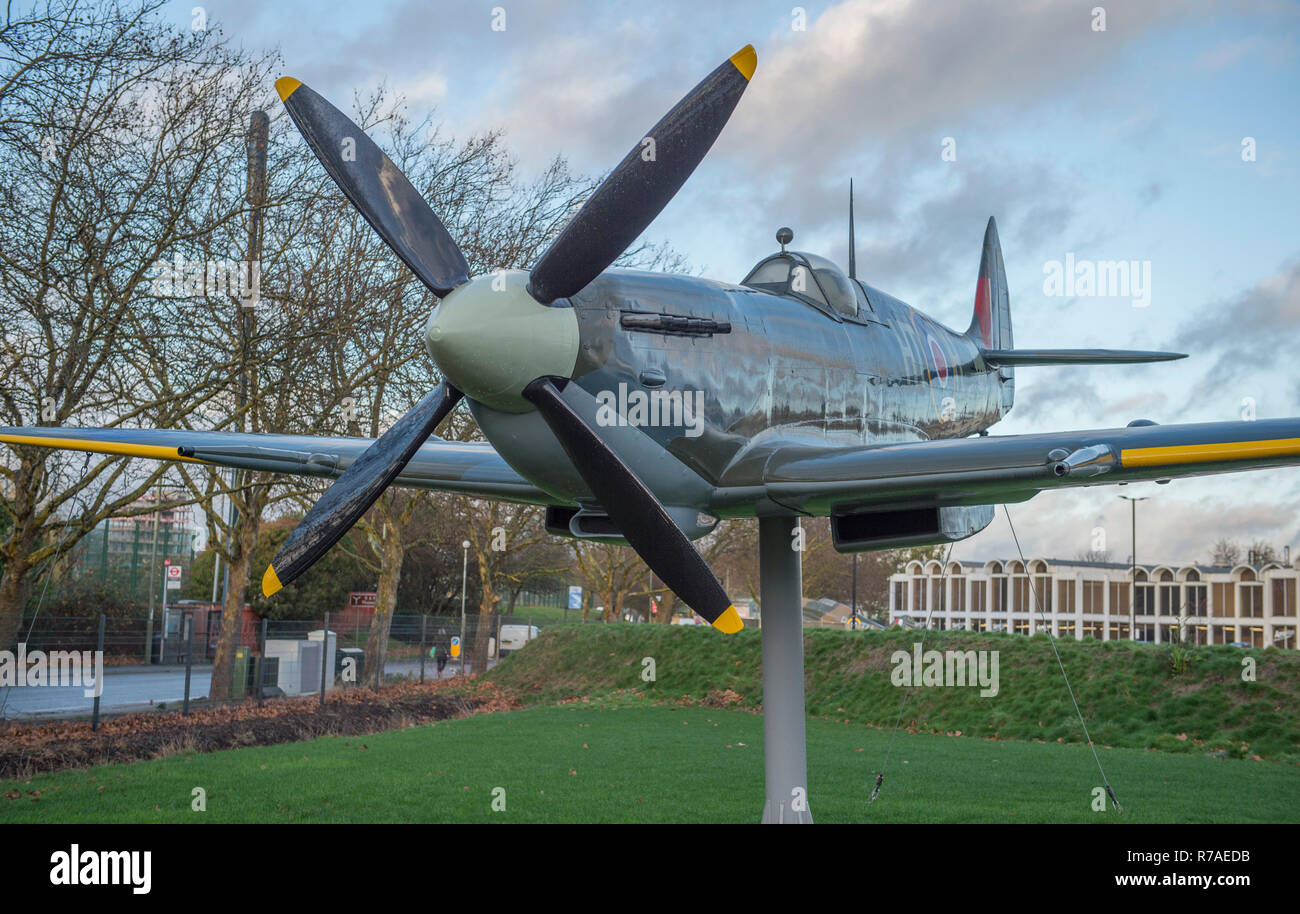 RAF Museum, Colindale, London, UK. 8. Dezember, 2018. Zu feiern 100 Jahre seit der Gründung der RAF, RAF Museum London bieten dem Besucher die letzte Chance einen Blick in 14 Cockpits und Fahrzeuge aus der RAF Museum Sammlung einschließlich einer Hawker Hurricane, Hawker Typhoon, Befreier, Stuka und Bristol Beaufort zu erhalten. Bild: Eine ikonische Supermarine Spitfire zu fliegen, am Eingang des RAF Museum darstellen. Credit: Malcolm Park/Alamy Leben Nachrichten. Stockfoto