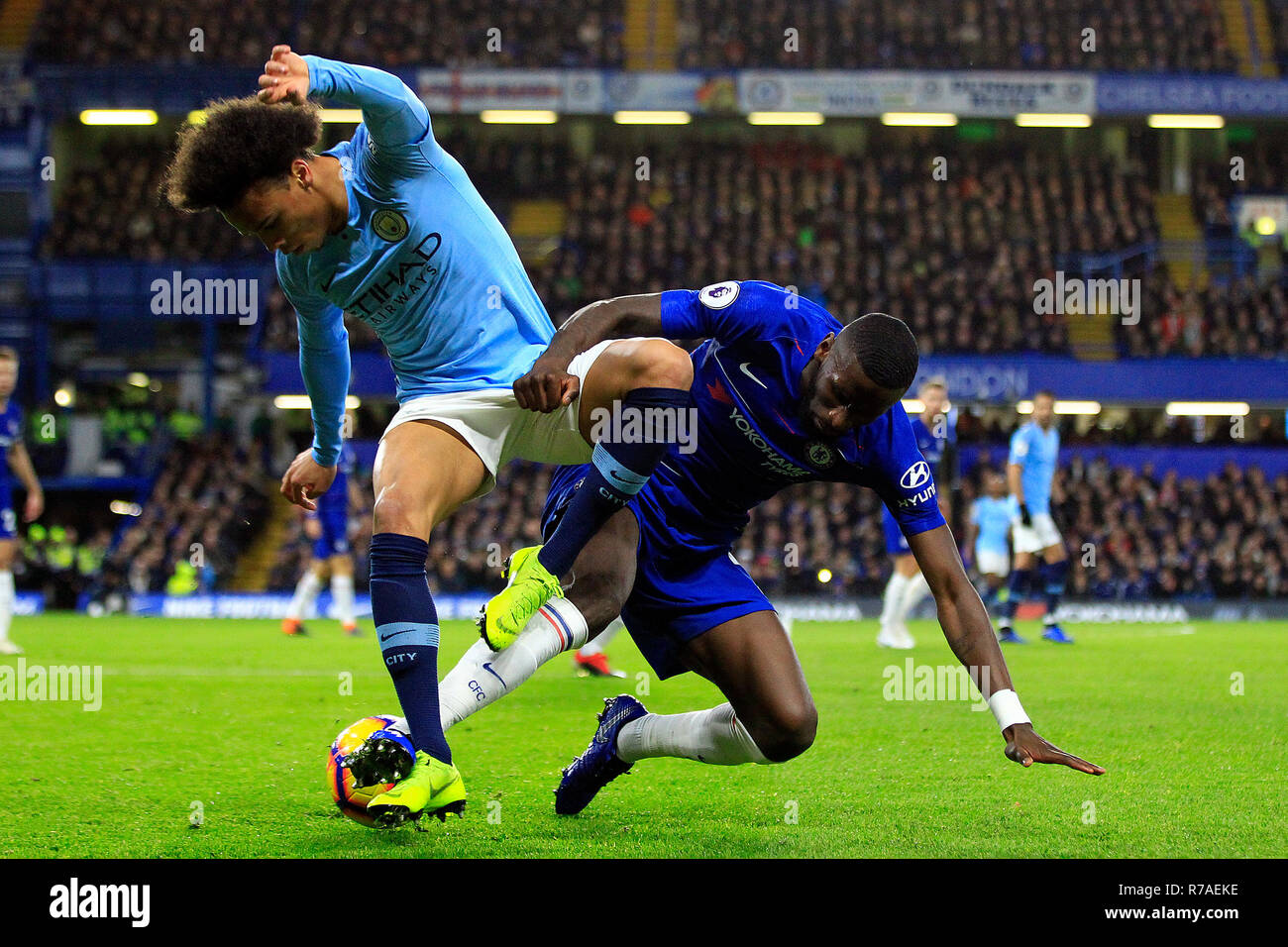 London, Großbritannien. 8. Dezember 2018. Leroy Sane von Manchester City (L) packt Antonio Rudiger von Chelsea (R). Premier League match, Chelsea V Manchester City an der Stamford Bridge in London am Samstag, den 8. Dezember 2018. Dieses Bild dürfen nur für redaktionelle Zwecke verwendet werden. Nur die redaktionelle Nutzung, eine Lizenz für die gewerbliche Nutzung erforderlich. Keine Verwendung in Wetten, Spiele oder einer einzelnen Verein/Liga/player Publikationen. Credit: Andrew Orchard sport Fotografie/Alamy leben Nachrichten Stockfoto