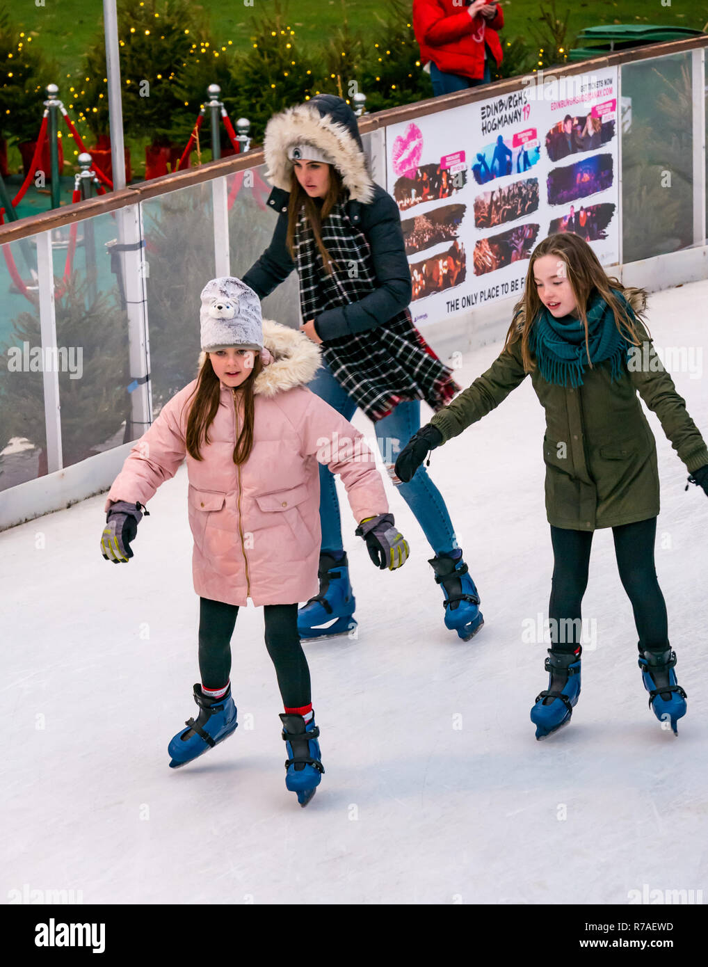 Edinburgh, Schottland, Großbritannien, 8. November 2018. Edinburghs Weihnachtsfeier mit Mädchen Schlittschuhlaufen auf der Eislaufbahn in St. Andrew Square Stockfoto