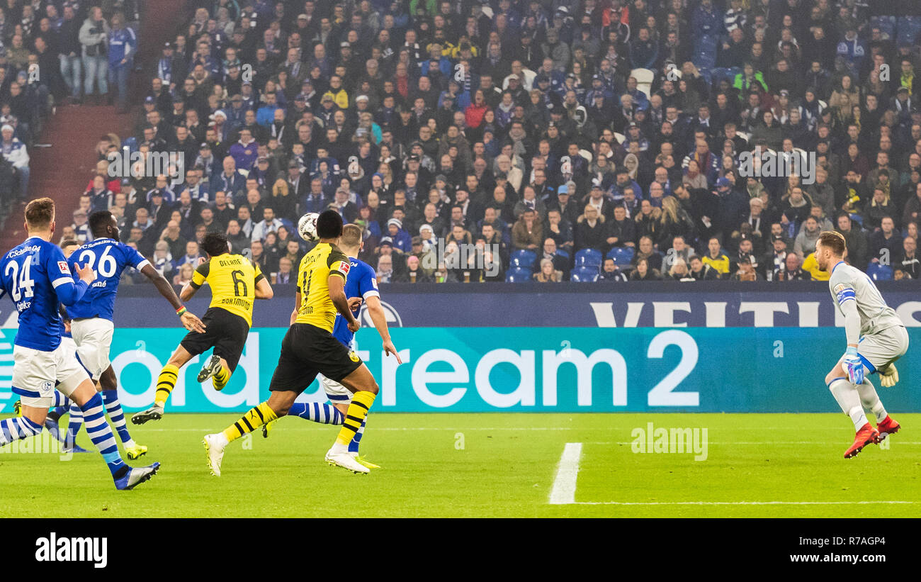 Gelsenkirchen, Deutschland 08.Dezember 2018 Fußball Bundesliga: Schalke 04 v Borussia Dortmund l+r #6 Thomas Delany Borussia Dortmund Kerben 1-0 Stockfoto