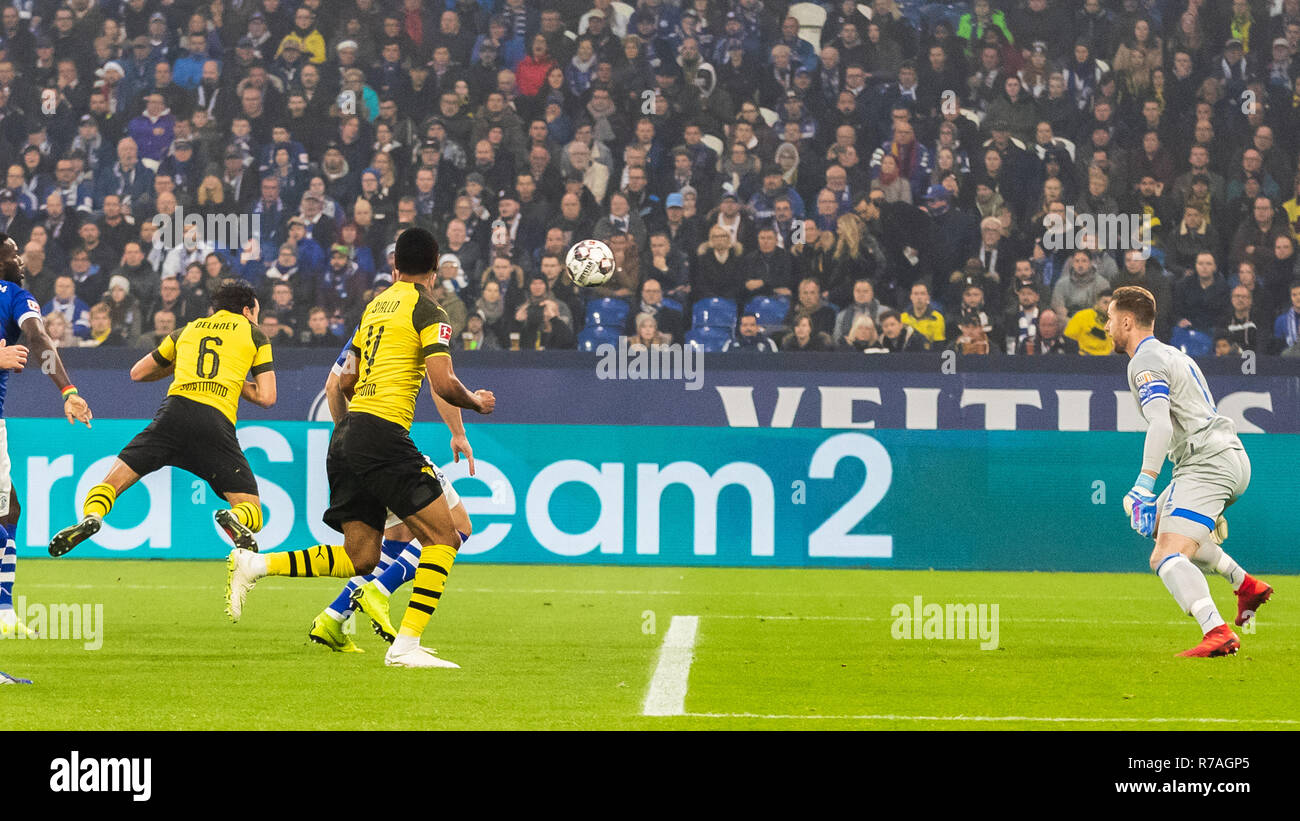 Gelsenkirchen, Deutschland 08.Dezember 2018 Fußball Bundesliga: Schalke 04 v Borussia Dortmund l+r #6 Thomas Delany Borussia Dortmund Kerben 1-0 Stockfoto