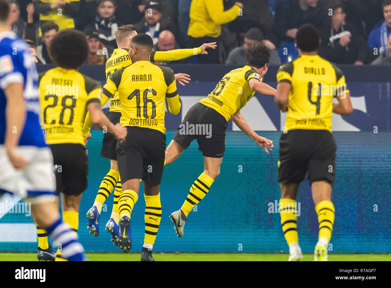 Gelsenkirchen, Deutschland 08.Dezember 2018 Fußball Bundesliga: Schalke 04 v Borussia Dortmund l+r #6 Thomas Delany Borussia Dortmund Kerben 1-0 Stockfoto