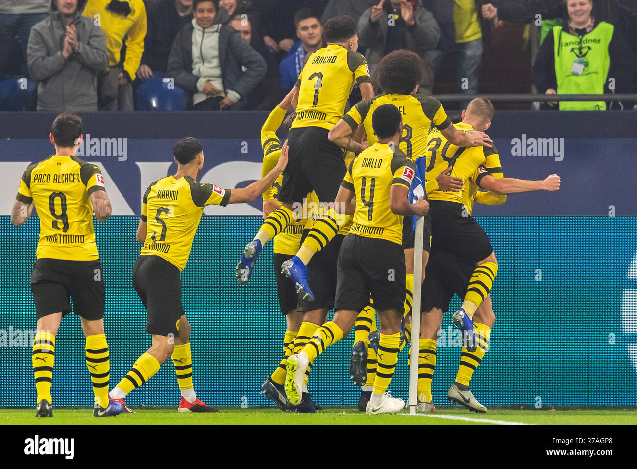 Gelsenkirchen, Deutschland 08.Dezember 2018 Fußball Bundesliga: Schalke 04 v Borussia Dortmund l+r #6 Thomas Delany Borussia Dortmund Kerben 1-0 Stockfoto