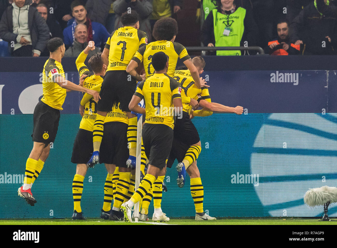 Gelsenkirchen, Deutschland 08.Dezember 2018 Fußball Bundesliga: Schalke 04 v Borussia Dortmund l+r #6 Thomas Delany Borussia Dortmund Kerben 1-0 Stockfoto