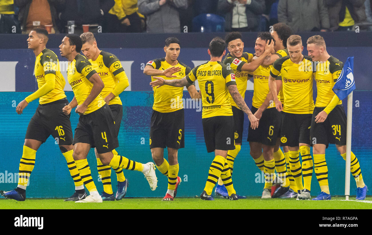 Gelsenkirchen, Deutschland 08.Dezember 2018 Fußball Bundesliga: Schalke 04 v Borussia Dortmund l+r #6 Thomas Delany Borussia Dortmund Kerben 1-0 Stockfoto