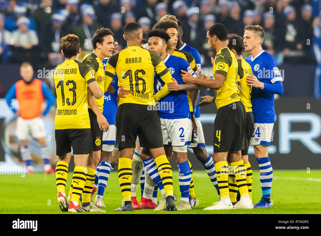 Gelsenkirchen, Deutschland 08.Dezember 2018 Fußball Bundesliga: Schalke 04  v Borussia Dortmund l+r Kämpfen im Ruhrpot Derby Stockfotografie - Alamy