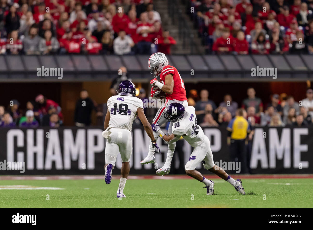 Dezember 1st, 2018: Ohio State Buckeyes wide receiver Chris Olave (17) fängt einen Pass für einen kurzen gewinnen wie nordwestlichen Wildkatzen Defensive zurück Alonzo Mayo (10) packt ihn der Luft im Jahr 2018 grosse Meisterschaft 10 Spiel zwischen dem nordwestlichen Wildkatzen und die Ohio State Buckeyes am 01 Dezember, 2018 Lucas Oil Stadium in Indianapolis, IN. Adam Lacy/CSM. Stockfoto