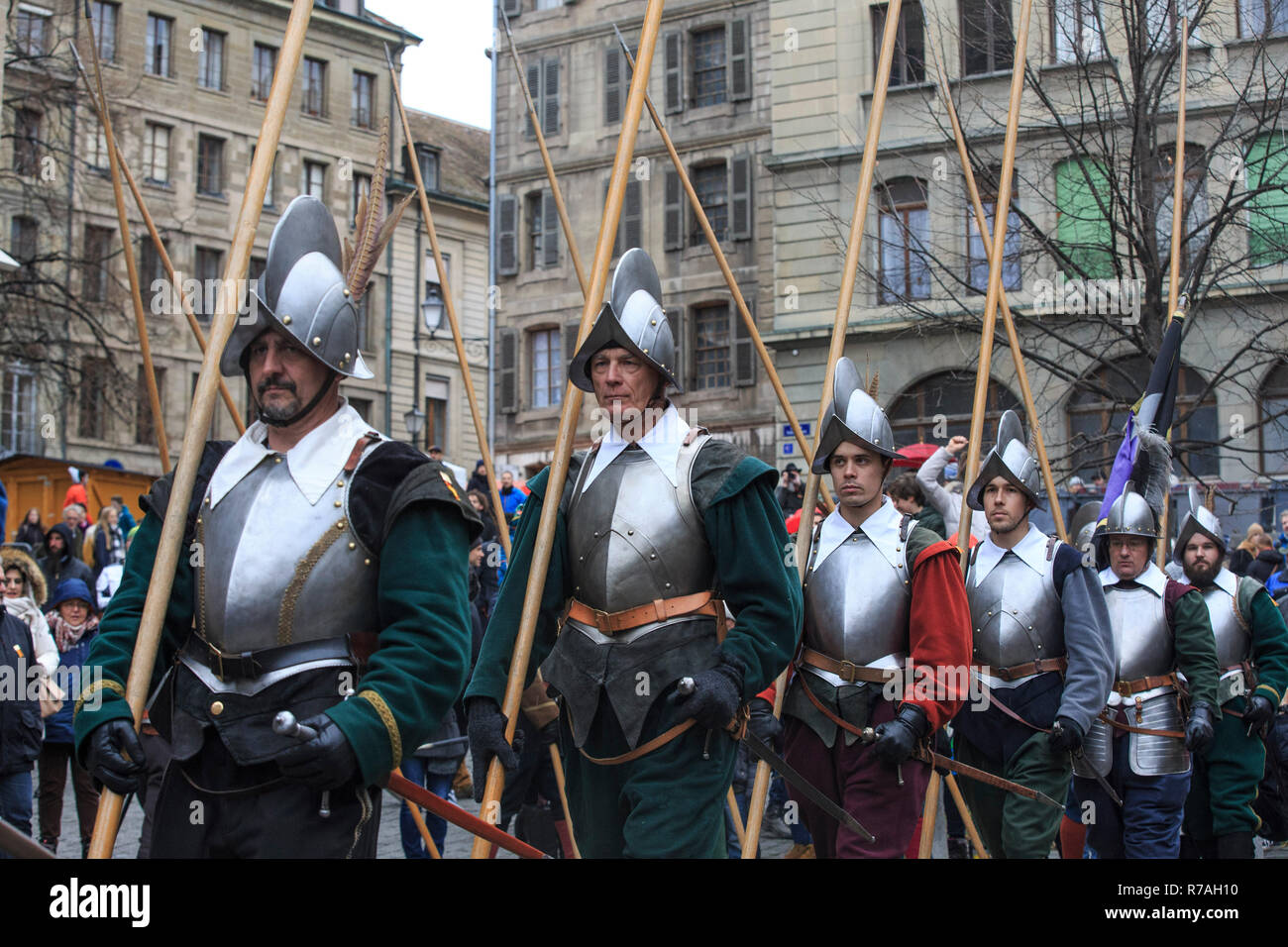 Genf, Schweiz. 8. Dezember 2018. L'Escalade ist ein jährliches Festival im Dezember in Genf stattfinden, feiert die Niederlage der Überraschungsangriff durch die Truppen von Herzog von Savoyen in der Nacht vom Dez. 11, 1602 gesendet. Credit: Xu Jinquan/Xinhua/Alamy leben Nachrichten Stockfoto