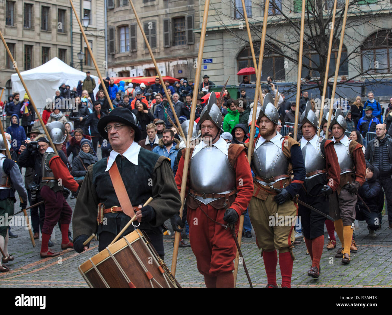 Genf, Schweiz. 8. Dezember 2018. L'Escalade ist ein jährliches Festival im Dezember in Genf stattfinden, feiert die Niederlage der Überraschungsangriff durch die Truppen von Herzog von Savoyen in der Nacht vom Dez. 11, 1602 gesendet. Credit: Xu Jinquan/Xinhua/Alamy leben Nachrichten Stockfoto