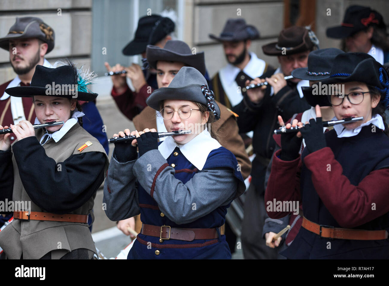 Genf, Schweiz. 8. Dezember 2018. L'Escalade ist ein jährliches Festival im Dezember in Genf stattfinden, feiert die Niederlage der Überraschungsangriff durch die Truppen von Herzog von Savoyen in der Nacht vom Dez. 11, 1602 gesendet. Credit: Xu Jinquan/Xinhua/Alamy leben Nachrichten Stockfoto