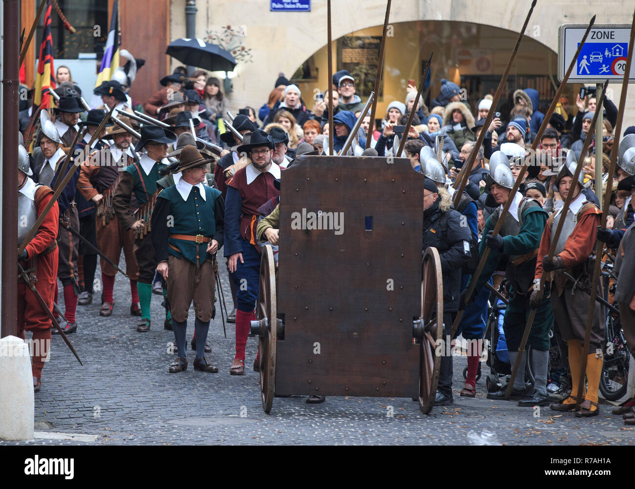 Genf, Schweiz. 8. Dezember 2018. L'Escalade ist ein jährliches Festival im Dezember in Genf stattfinden, feiert die Niederlage der Überraschungsangriff durch die Truppen von Herzog von Savoyen in der Nacht vom Dez. 11, 1602 gesendet. Credit: Xu Jinquan/Xinhua/Alamy leben Nachrichten Stockfoto