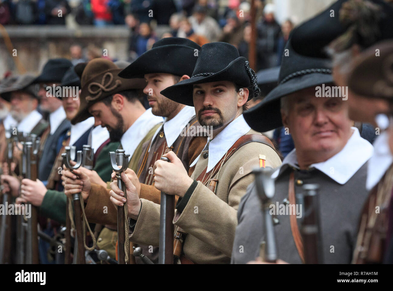Genf, Schweiz. 8. Dezember 2018. L'Escalade ist ein jährliches Festival im Dezember in Genf stattfinden, feiert die Niederlage der Überraschungsangriff durch die Truppen von Herzog von Savoyen in der Nacht vom Dez. 11, 1602 gesendet. Credit: Xu Jinquan/Xinhua/Alamy leben Nachrichten Stockfoto