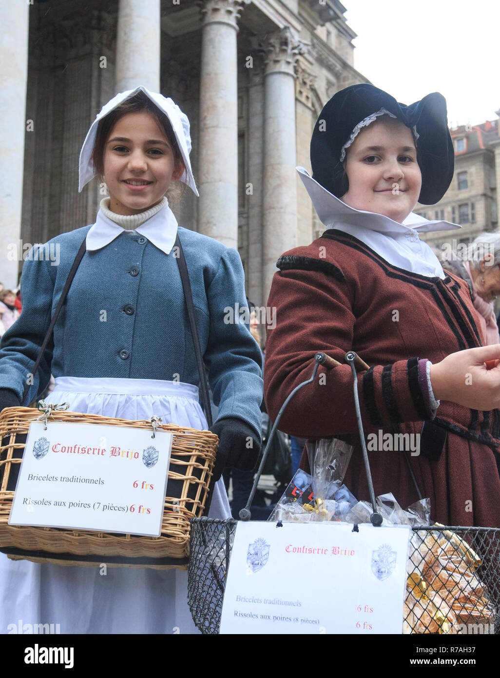 Genf, Schweiz. 8. Dezember 2018. Genf, L'Escalade ist ein jährliches Festival im Dezember in Genf statt. 11 Dez, 1602. Zwei Mädchen in alten Uniformen verkaufen souvenir Abzeichen während der L'Escalade (das Gesetz der Skalierung Mauern) feiern in Genf, Schweiz, 8. Dezember, 2018. L'Escalade ist ein jährliches Festival im Dezember in Genf stattfinden, feiert die Niederlage der Überraschungsangriff durch die Truppen von Herzog von Savoyen in der Nacht vom Dez. 11, 1602 gesendet. Credit: Xu Jinquan/Xinhua/Alamy leben Nachrichten Stockfoto