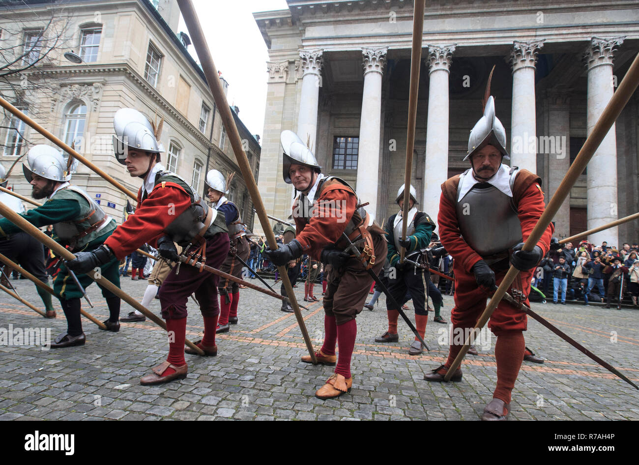 Genf, Schweiz. 8. Dezember 2018. L'Escalade ist ein jährliches Festival im Dezember in Genf stattfinden, feiert die Niederlage der Überraschungsangriff durch die Truppen von Herzog von Savoyen in der Nacht vom Dez. 11, 1602 gesendet. Credit: Xu Jinquan/Xinhua/Alamy leben Nachrichten Stockfoto