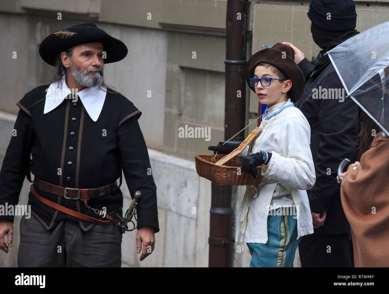 Genf, Schweiz. 8. Dezember 2018. Genf, L'Escalade ist ein jährliches Festival im Dezember in Genf statt. 11 Dez, 1602. Ein Kind in der alten Uniform gekleidet verkauft souvenir Abzeichen während der L'Escalade (das Gesetz der Skalierung Mauern) feiern in Genf, Schweiz, 8. Dezember, 2018. L'Escalade ist ein jährliches Festival im Dezember in Genf stattfinden, feiert die Niederlage der Überraschungsangriff durch die Truppen von Herzog von Savoyen in der Nacht vom Dez. 11, 1602 gesendet. Credit: Xu Jinquan/Xinhua/Alamy leben Nachrichten Stockfoto