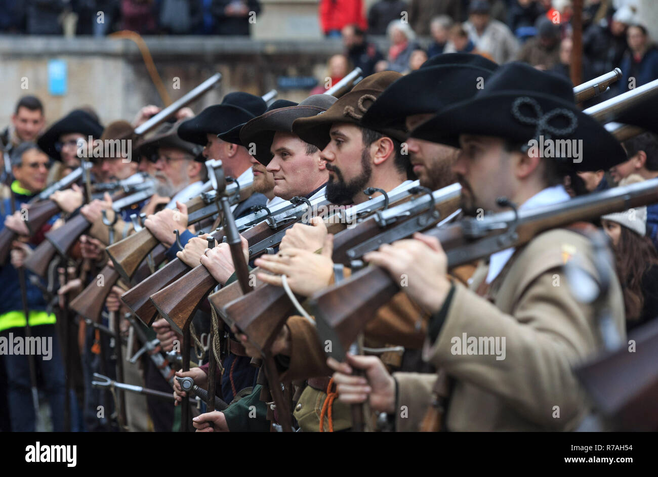 Genf, Schweiz. 8. Dezember 2018. L'Escalade ist ein jährliches Festival im Dezember in Genf stattfinden, feiert die Niederlage der Überraschungsangriff durch die Truppen von Herzog von Savoyen in der Nacht vom Dez. 11, 1602 gesendet. Credit: Xu Jinquan/Xinhua/Alamy leben Nachrichten Stockfoto