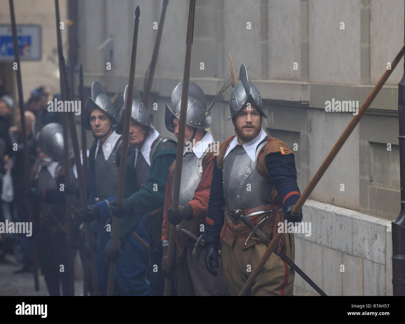 Genf, Schweiz. 8. Dezember 2018. L'Escalade ist ein jährliches Festival im Dezember in Genf stattfinden, feiert die Niederlage der Überraschungsangriff durch die Truppen von Herzog von Savoyen in der Nacht vom Dez. 11, 1602 gesendet. Credit: Xu Jinquan/Xinhua/Alamy leben Nachrichten Stockfoto