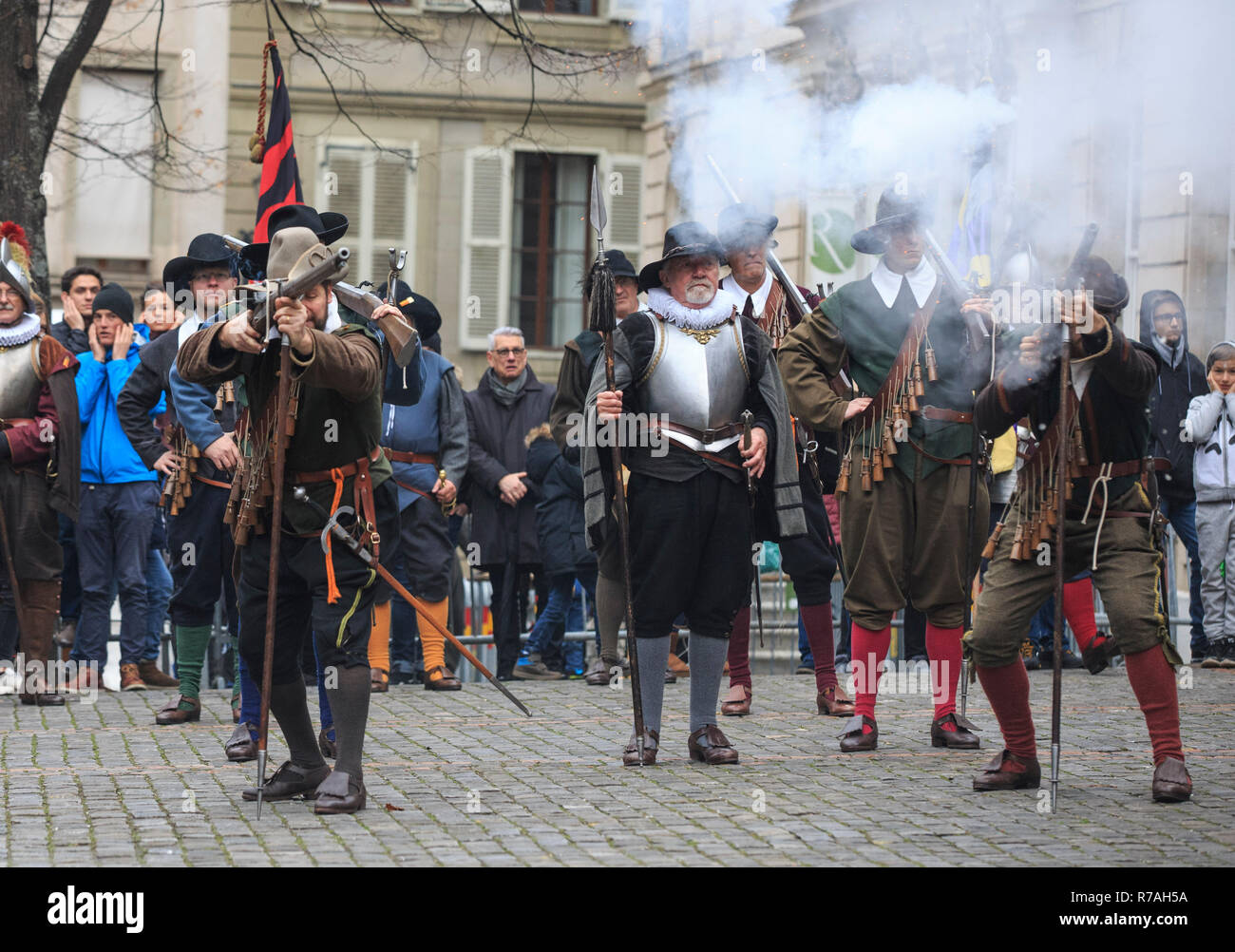 Genf, Schweiz. 8. Dezember 2018. L'Escalade ist ein jährliches Festival im Dezember in Genf stattfinden, feiert die Niederlage der Überraschungsangriff durch die Truppen von Herzog von Savoyen in der Nacht vom Dez. 11, 1602 gesendet. Credit: Xu Jinquan/Xinhua/Alamy leben Nachrichten Stockfoto