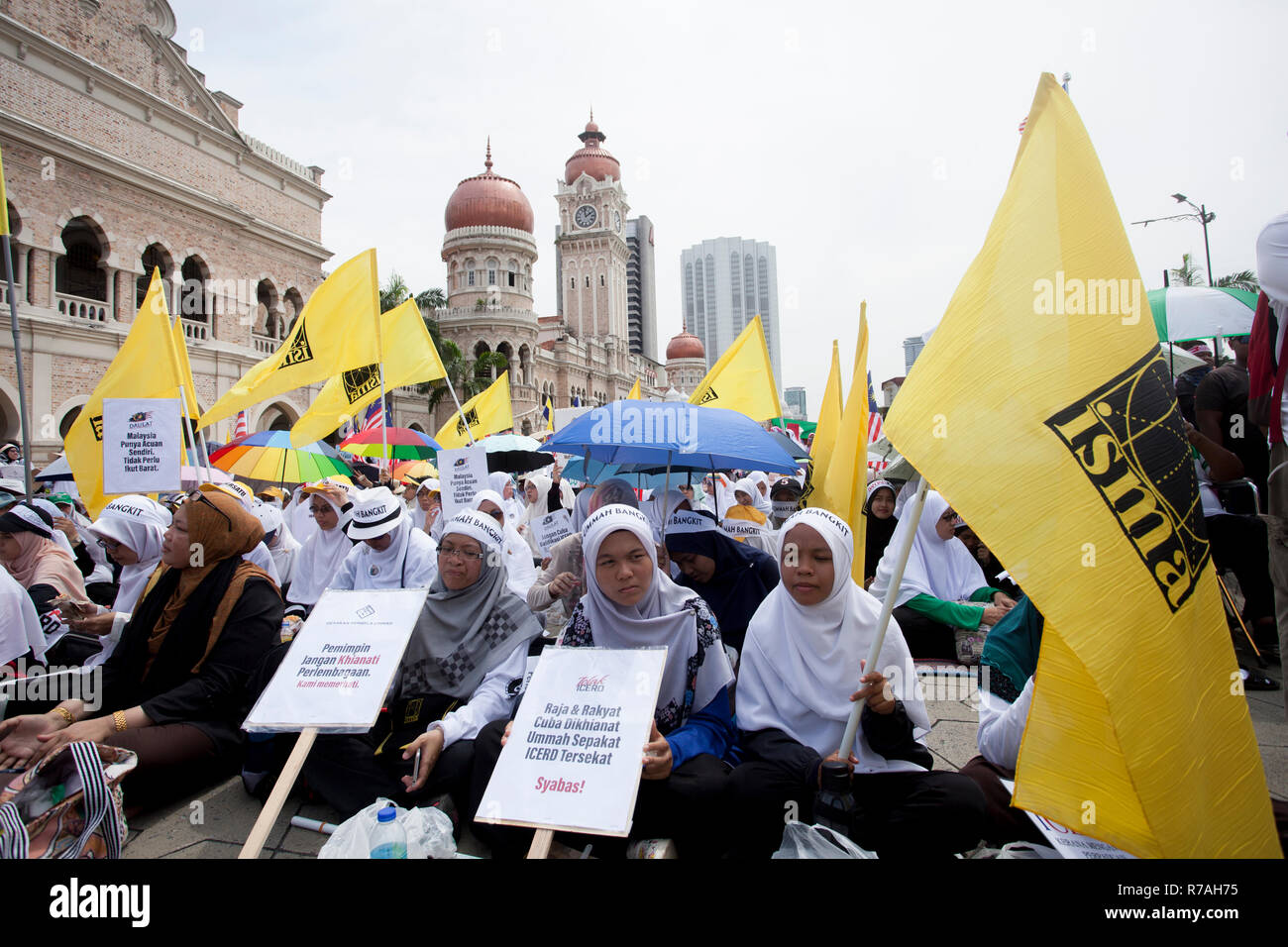 Frauen mit Plakaten und Fahnen während der Anti-ICERD 812 Rallye gesehen. Tausende von Anhängern der United Malay nationale Organisationen (UMNO), Malaysia islamische Partei (PAS) und Malay rechte Gruppen Dataran Merdeka in Kuala Lumpur zusammen, um zu feiern, die der Regierung, die Ratifizierung der UN-Konvention abzulehnen, auf die Beseitigung aller Formen von Rassendiskriminierung (ICERD). Stockfoto