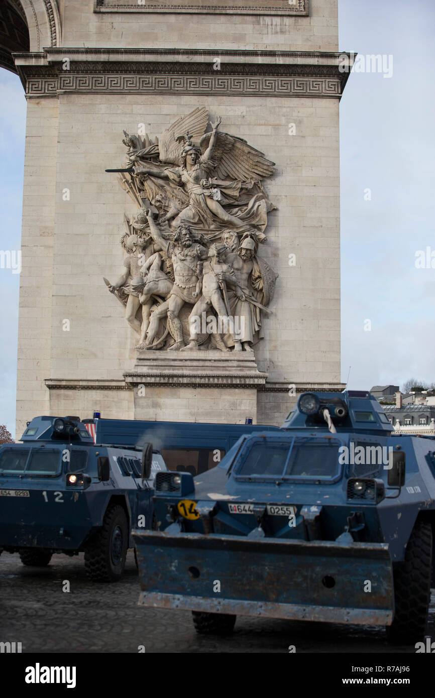 Paris, Frankreich. 8. Dez 2018. Gepanzerte Fahrzeuge kommen am Triumphbogen bei einem Protest gelbe Weste" in Paris. Ohne politische Zugehörigkeit, die 'Bewegung Kundgebungen gelbe Weste' in verschiedenen Städten in Frankreich in diesem Samstag gegen Steuern und steigende Kraftstoffpreise. Credit: SOPA Images Limited/Alamy leben Nachrichten Stockfoto