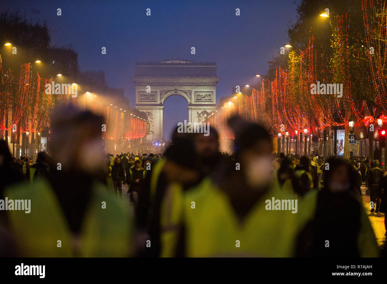 Paris, Frankreich. 8. Dez 2018. Die demonstranten gesehen friedlich zu Fuß auf den Champs-Elysées bei einem Protest gelbe Weste" in Paris. Ohne politische Zugehörigkeit, die 'Bewegung Kundgebungen gelbe Weste' in verschiedenen Städten in Frankreich in diesem Samstag gegen Steuern und steigende Kraftstoffpreise. Credit: SOPA Images Limited/Alamy leben Nachrichten Stockfoto