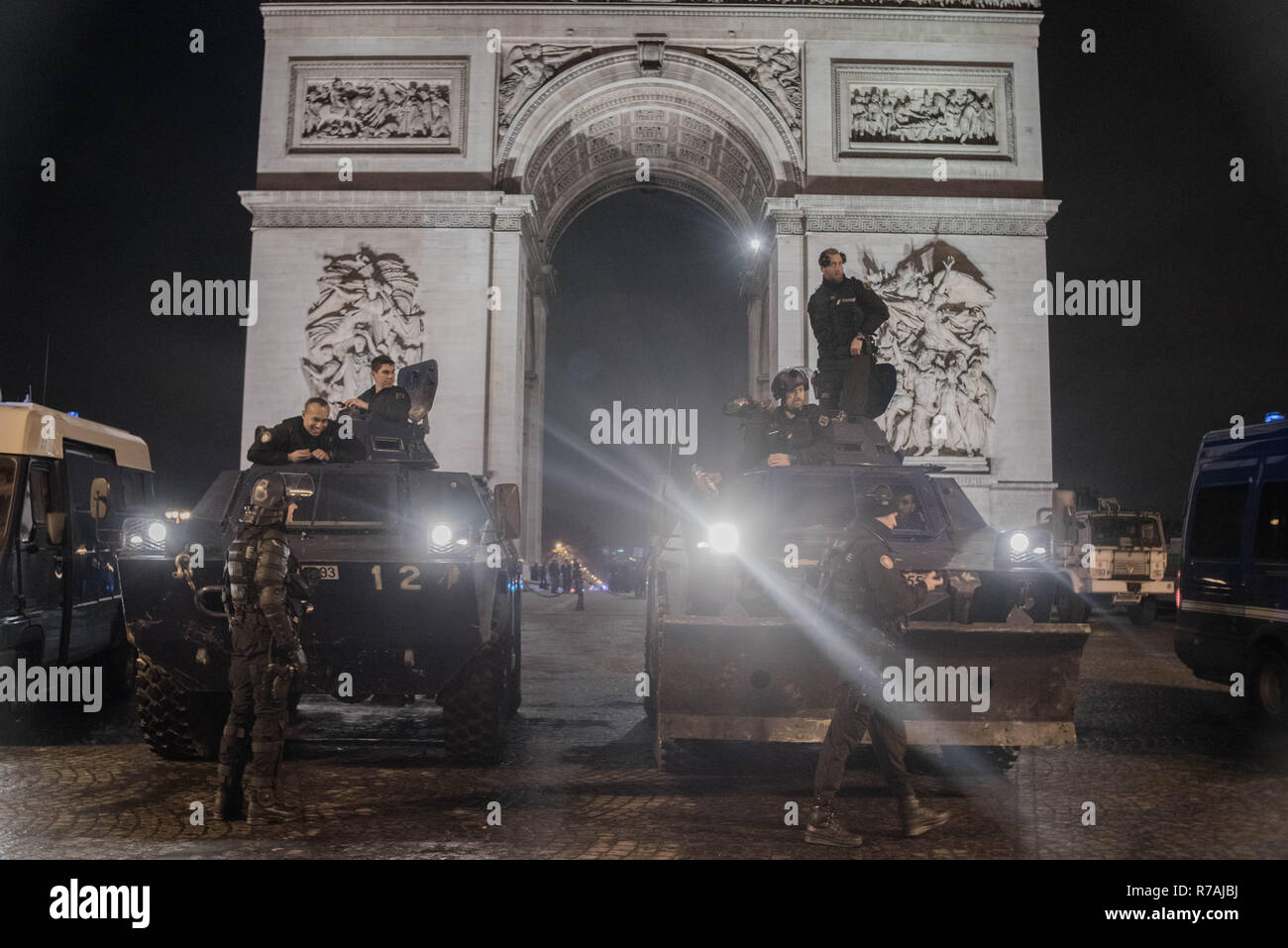 Gelb - Avenue des Champs-Elysees in Paris am 8. Dezember 2018 - Die Polizei den gepanzerten Gendarmerie verwenden. Stockfoto