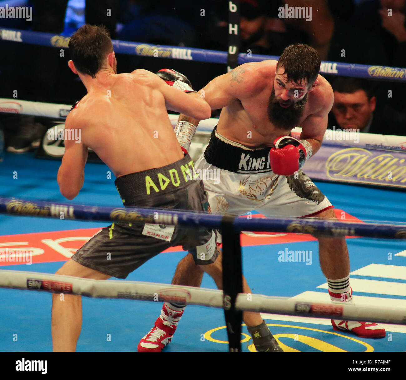 South Yorkhire, UK. 8. Dez 2018. 8. Dezember 2018. Jono Carroll von der (Dublin) (Weiße Shorts) v Guillaume Frenois der (Frankreich) (graue Shorts) während der abschließenden Eliminator für die IBF Super-Featherweight Meisterschaft. Credit: Touchlinepics/Alamy leben Nachrichten Stockfoto