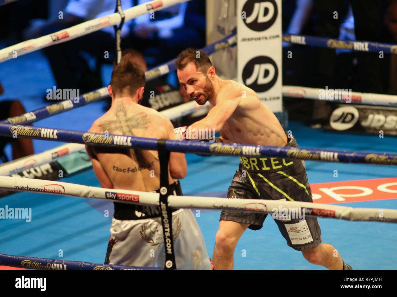 South Yorkhire, UK. 8. Dez 2018. 8. Dezember 2018. Jono Carroll von der (Dublin) (Weiße Shorts) v Guillaume Frenois der (Frankreich) (graue Shorts) während der abschließenden Eliminator für die IBF Super-Featherweight Meisterschaft. Credit: Touchlinepics/Alamy leben Nachrichten Stockfoto