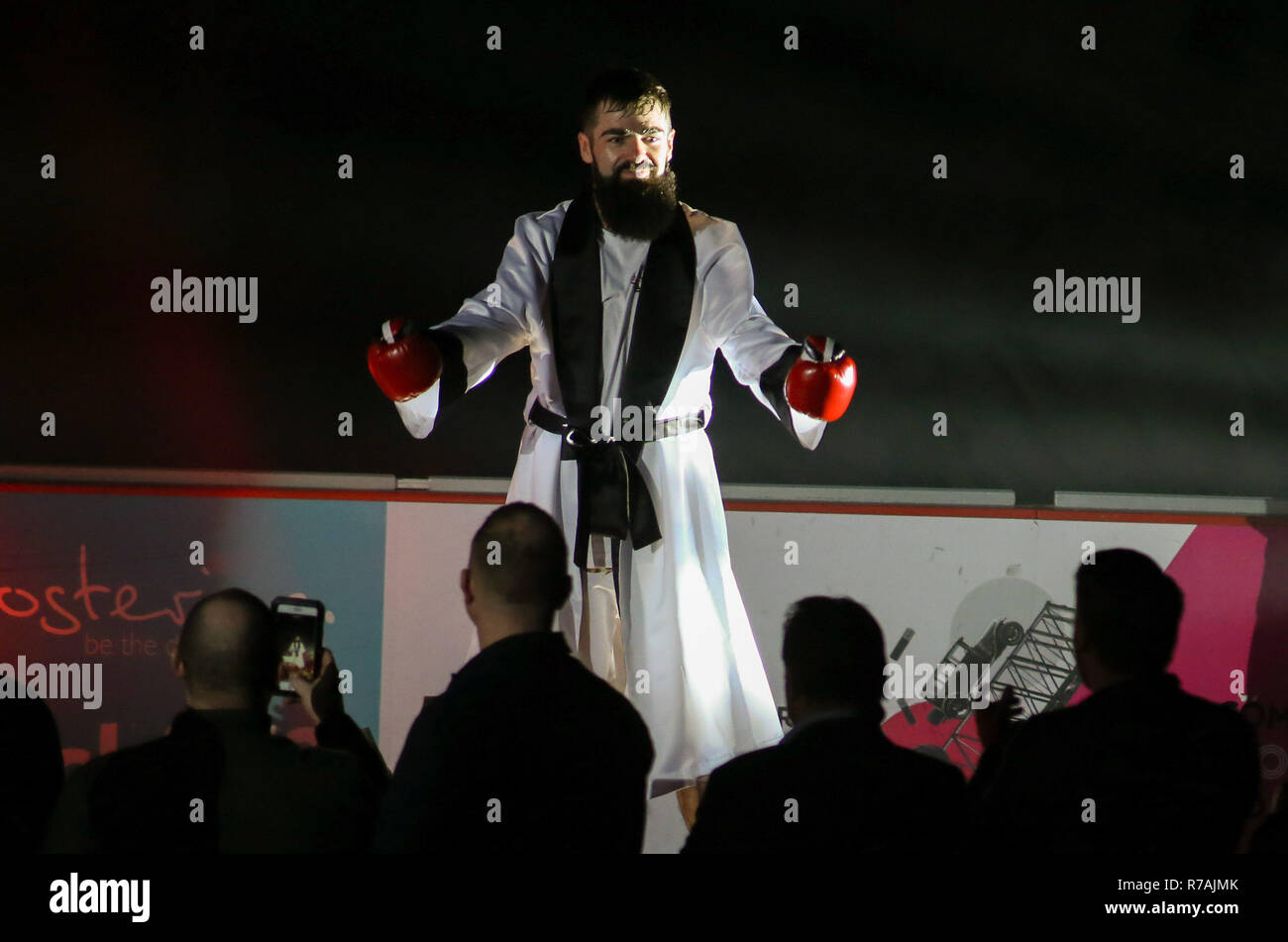 South Yorkhire, UK. 8. Dez 2018. 8. Dezember 2018. Jono Carroll von der (Dublin) (Weiße Shorts) v Guillaume Frenois der (Frankreich) (graue Shorts) während der abschließenden Eliminator für die IBF Super-Featherweight Meisterschaft. Credit: Touchlinepics/Alamy leben Nachrichten Stockfoto