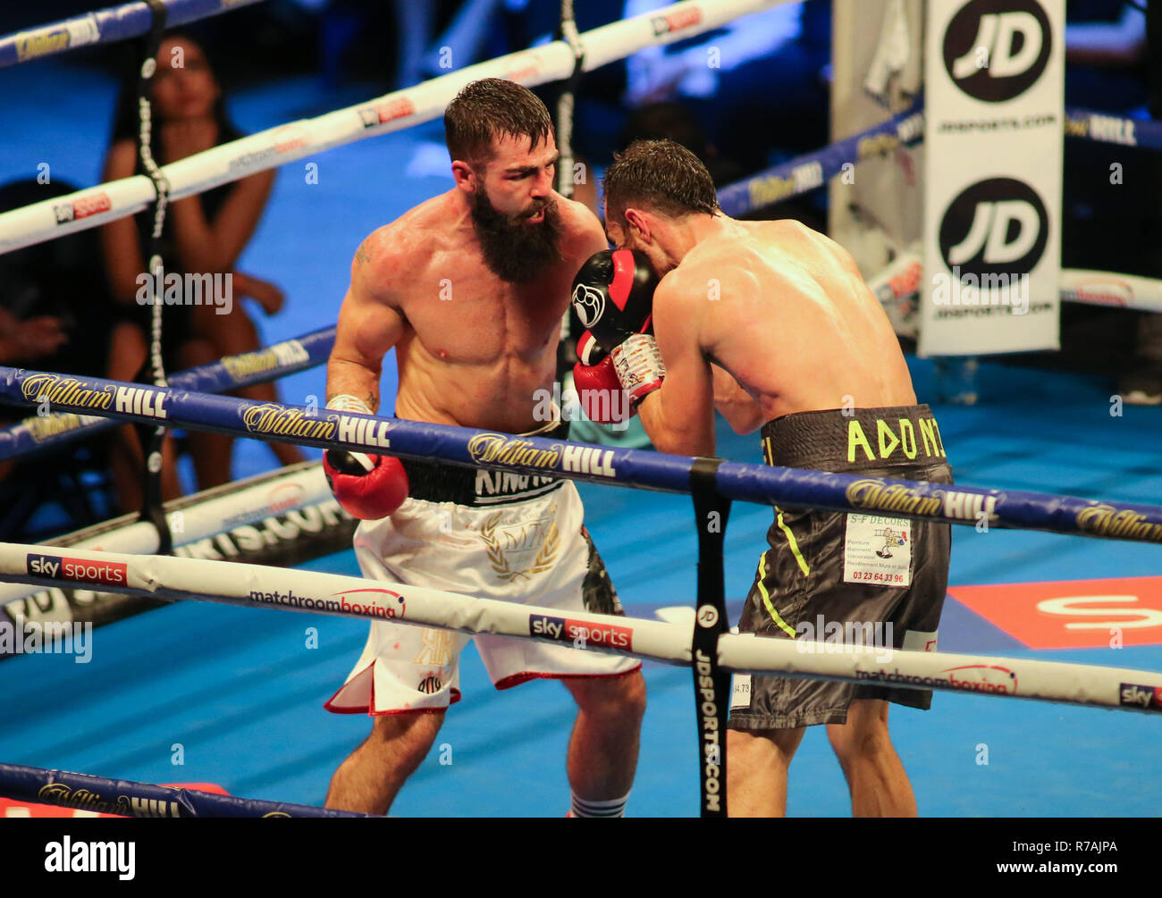 South Yorkhire, UK. 8. Dez 2018. 8. Dezember 2018. Jono Carroll von der (Dublin) (Weiße Shorts) v Guillaume Frenois der (Frankreich) (graue Shorts) während der abschließenden Eliminator für die IBF Super-Featherweight Meisterschaft. Credit: Touchlinepics/Alamy leben Nachrichten Stockfoto