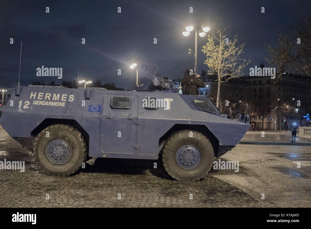 Gelb - Avenue des Champs-Elysees in Paris am 8. Dezember 2018 - Die Polizei den gepanzerten Gendarmerie verwenden. Stockfoto