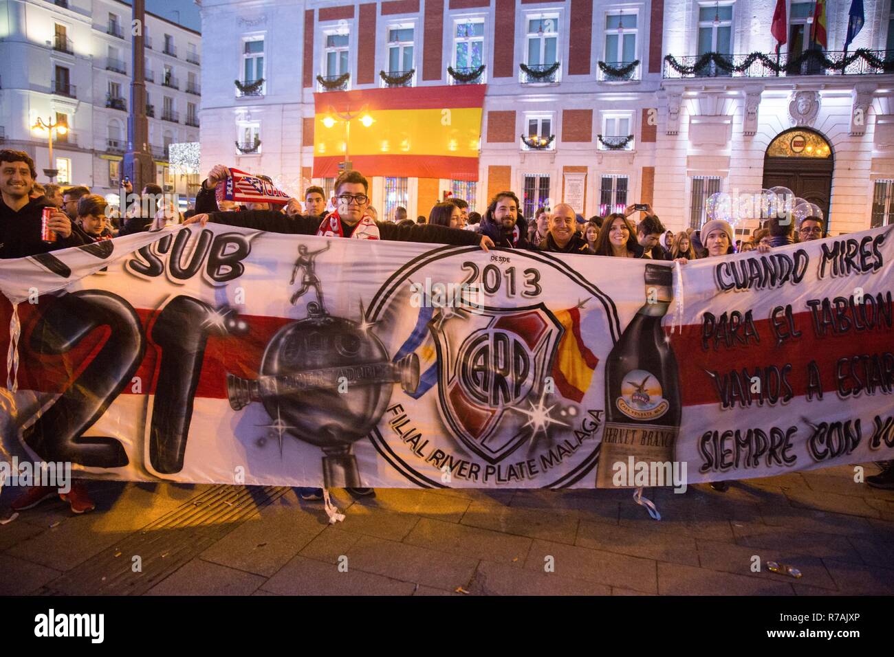 Madrid, Spanien. 8 Dez, 2018. River Plate Unterstützer werden gesehen, halten ein Banner. Hunderte von Fans der argentinischen Fußball-Nationalmannschaft River Plate an der Puerta del Sol, die unter dem Namen ''Banderazo'' erfüllt haben ihre Mannschaft in das Finale der Copa Libertadores mit Boca Junior in Madrid zu erfreuen. Credit: Lito Lizana/SOPA Images/ZUMA Draht/Alamy leben Nachrichten Stockfoto