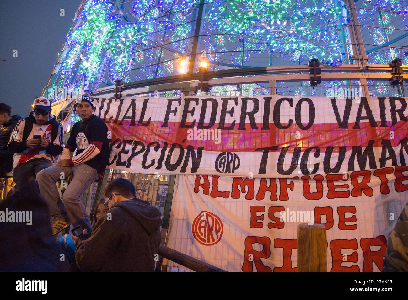 Madrid, Spanien. 8 Dez, 2018. Fans stehen neben dem Weihnachtsbaum des Puerta del Sol ihre Mannschaft in der Copa Libertadores Finale. Hunderte von Fans der argentinischen Fußball-Nationalmannschaft River Plate Zuzujubeln gesehen an der Puerta del Sol, die unter dem Namen ''Banderazo' getroffen haben, um ihre Mannschaft zum Finale der Copa Libertadores mit Boca Junior in Madrid zu erfreuen. Credit: Lito Lizana/SOPA Images/ZUMA Draht/Alamy leben Nachrichten Stockfoto