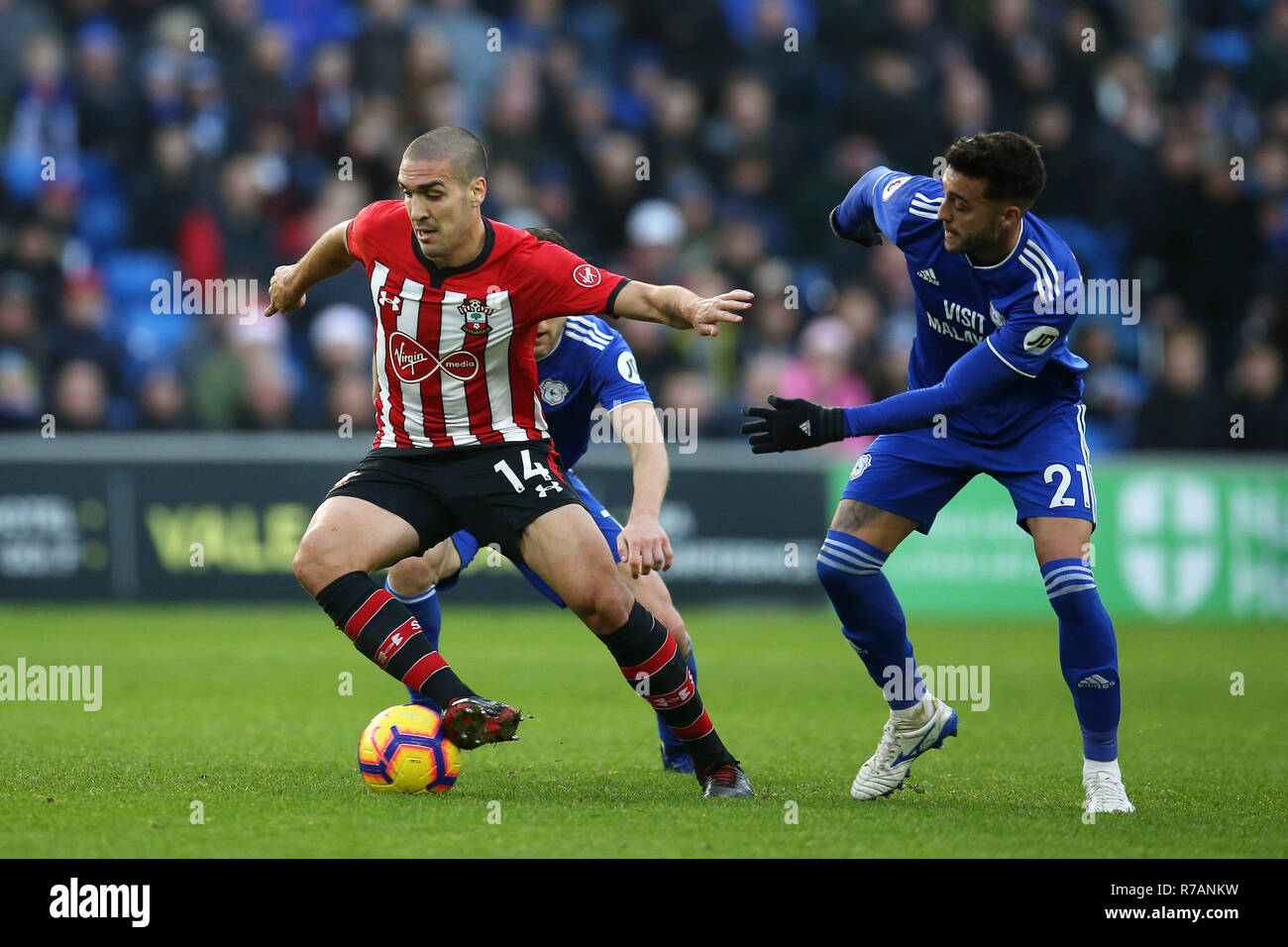 Cardiff, Großbritannien. 8. Dez 2018. Oriol Romeu von Southampton (14) in Aktion. .. Premier League match, Cardiff City v Southampton an der Cardiff City Stadion am Samstag, den 8. Dezember 2018. Dieses Bild dürfen nur für redaktionelle Zwecke verwendet werden. Nur die redaktionelle Nutzung, eine Lizenz für die gewerbliche Nutzung erforderlich. Keine Verwendung in Wetten, Spiele oder einer einzelnen Verein/Liga/player Publikationen. pic von Andrew Obstgarten/Andrew Orchard sport Fotografie/Alamy leben Nachrichten Stockfoto