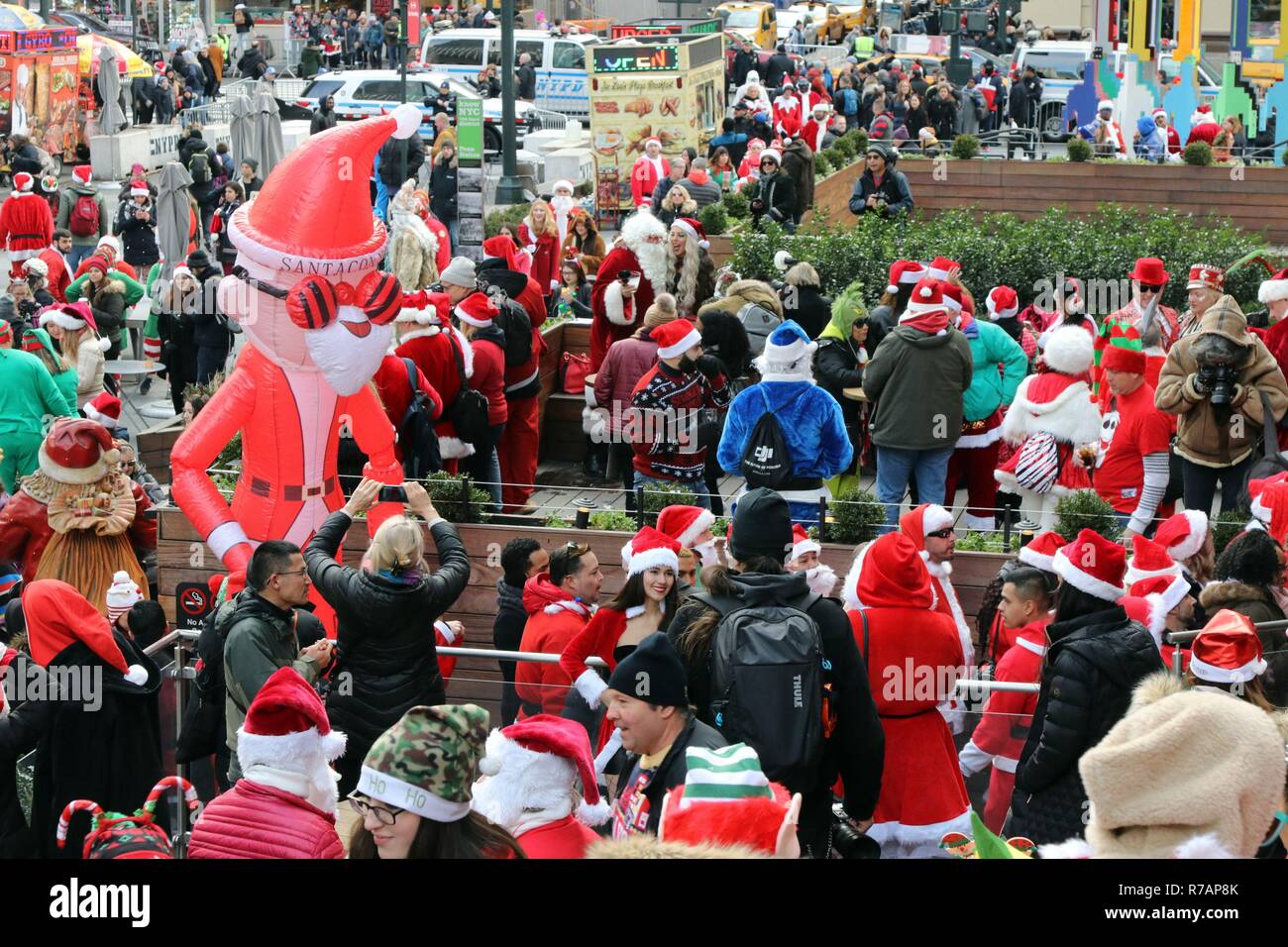 New York, USA. 8 Dez, 2018. Santa Con, die Stadt - Große jährliche bar Crawl zu früh 10:00 Uhr lokaler Zeit beginnen am 8. Dezember 2018 in Midtown Manhattan. Nach einem Gruppenfoto, Nachtschwärmer vorangegangen zu Bars, Pubs, Nachtclubs, karaoke Spots und Raves, die Teilnehmenden sind im saisonal Yuletide bacchanal. Credit: G. Ronald Lopez/ZUMA Draht/Alamy leben Nachrichten Stockfoto