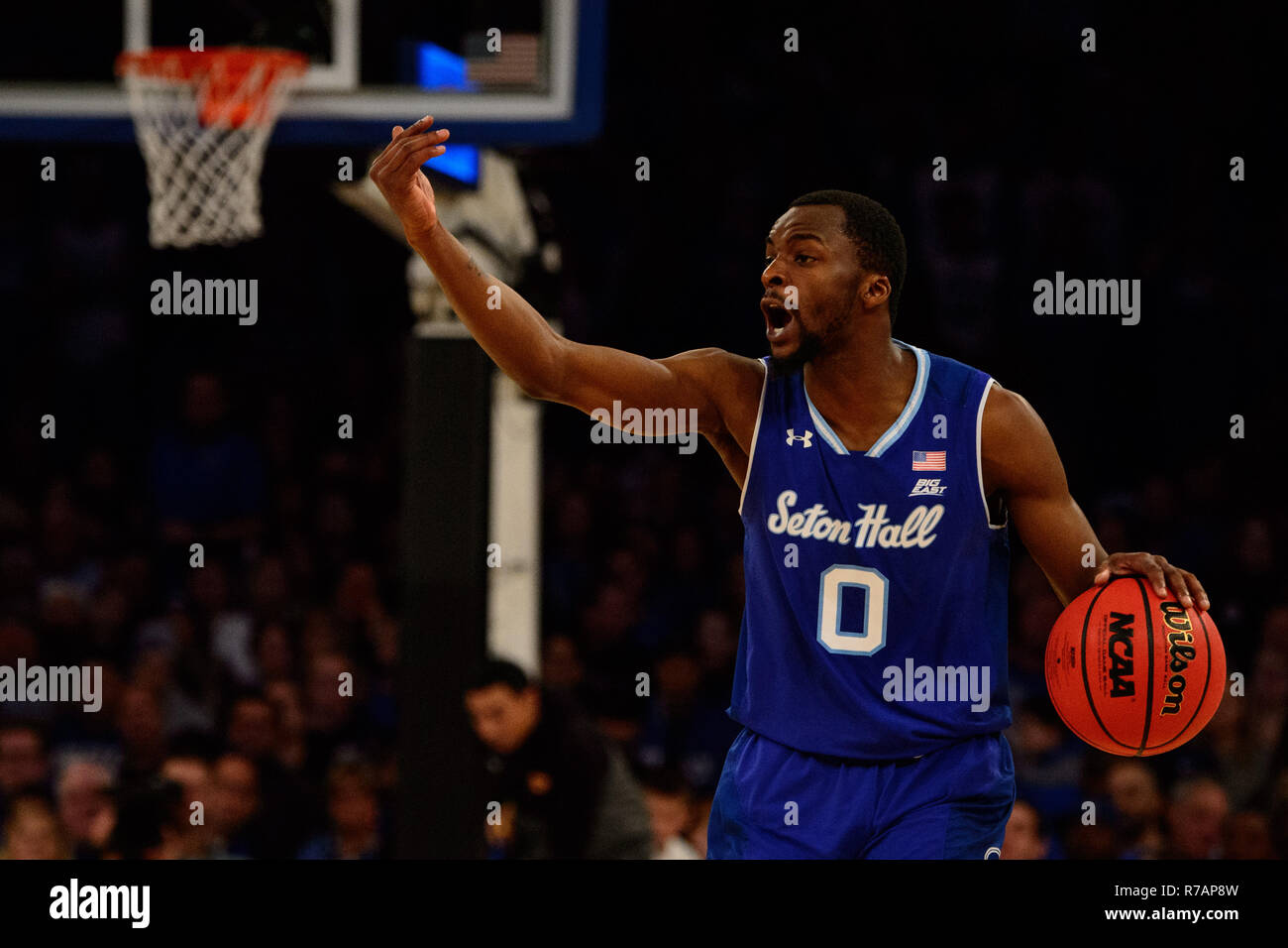 Überstunden. 08 Dez, 2018. Seton Hall Piraten guard Quincy McKnight (0) Gesten während der Citi Hoops Classic zwischen der Seton Hall Piraten und Kentucky Wildkatzen im Madison Square Garden, New York, New York. Die Seton Hall Piraten besiegen die Kentucky Wildkatzen 84-83 in den überstunden. Obligatorische Credit: Kostas Lymperopoulos/CSM/Alamy leben Nachrichten Stockfoto